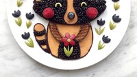 Gemas! Hewan rakun ini terbuat dari pancake hangat, dipadukan dengan buah cherry dan irisan buah anggur yang bikin penampilannya semakin imut. Foto: Instagram @darynakossar