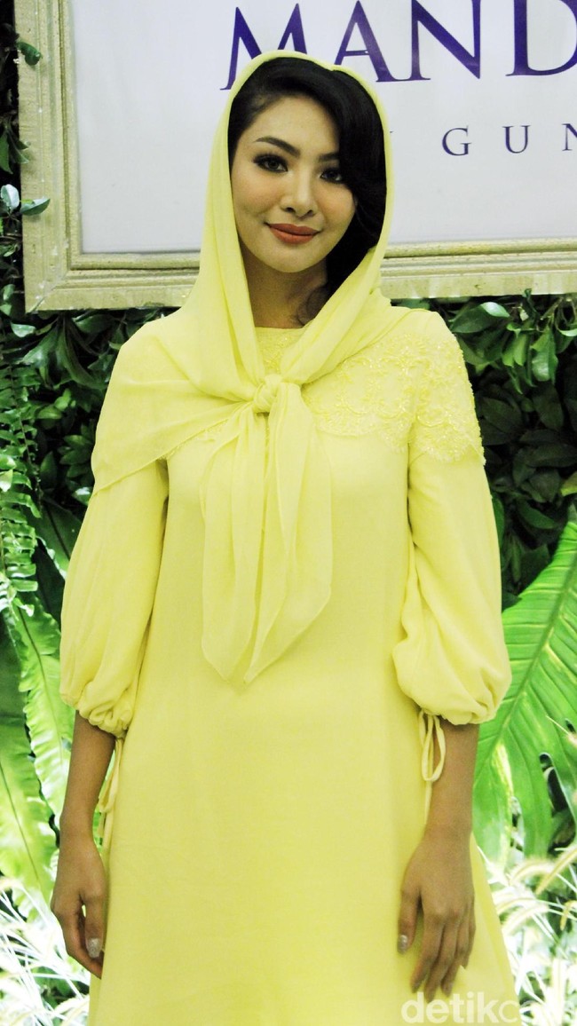 Biasa tampil seksi dengan pakaian terbuka, Faye Malisorn muncul dalam balutan busana tertutup. (Foto: Muhammad Abduh/Wolipop)