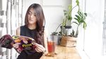 Cantiknya Calon Istri Raditya Dika, Anissa Aziza, Saat Ngeteh dan Makan Kue