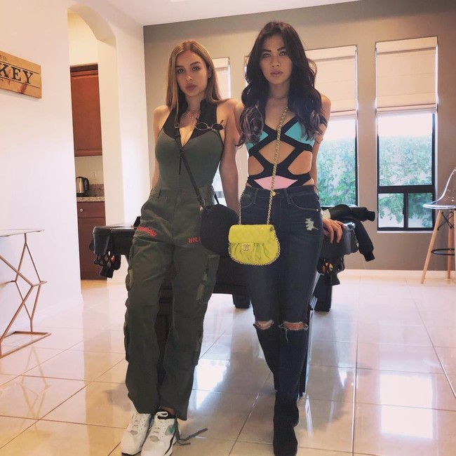 Memakai leotard dengan aksen cut out dan celana denim, Adinda Bakrie siap berpesta di acara musik Coachella. Foto: Dok. Instagram Adinda Bakrie