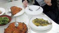 Mamah Amy sedang makan apa tuh? Terlihat seperti ikan bakar dengan balutan ulekan sambal yang super pedas. Wih, makan enak dinikmati dengan nasi putih hangat dan lalapan. Foto: Instagram @amy_r_qanita