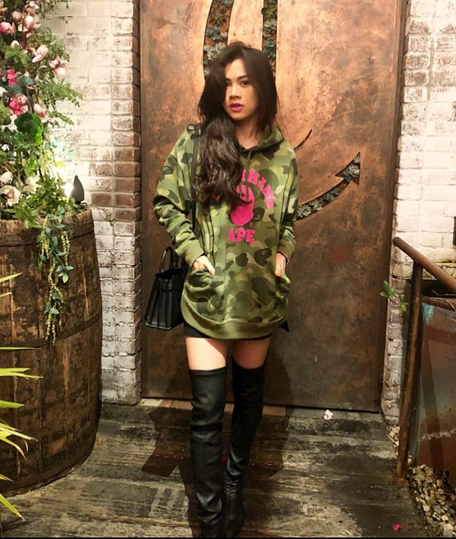 Tinggal di Los Angeles yang dikenal beriklim sub-tropis, Adinda Bakrie gemar tampil casual dengan celana atau rok pendek dalam kesehariannya. Seperti di foto ini, dia bergaya memakai rok mini dengan jaket dari brand kekinian A Bathing Ape (BAPE). Foto: Dok. Instagram Adinda Bakrie