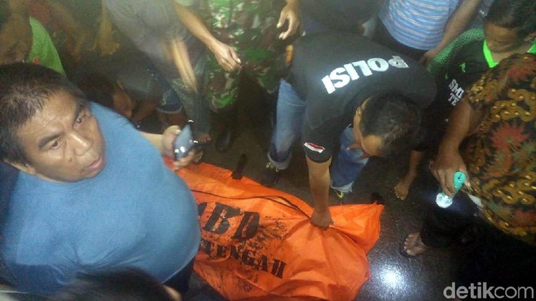 Kapal Tongkang Tabrak Anjungan, 1 Tewas dan 1 Orang Hilang Kapal Tongkang Tabrak Anjungan, 1 Tewas dan 1 Orang Hilang