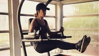 Kadang ia juga menggunakan lengan tersebut untuk membantunya berolahraga. (Foto: Instagram/rebekahmarine)