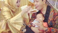  Sweet banget! Kala itu Hanum terlihat sedang menyuapi sang suami tercinta, Rangga Almahendra. Sedangkan Rangga terlihat sedang memberi susu pada anak mereka. Kerjasama yang bagus! Foto: Instagram @hanumrais