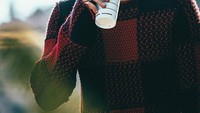 Begini gayanya saatnya meminum minuman ringan dari salah satu gerai fast food dengan rambut pendeknya. Gimana? Masih terlihat ganteng nggak? Foto: Instagram @zaynmalikthings