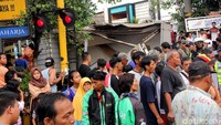 Warga melihat proses evakuasi mobil boks.