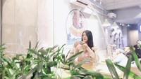 Anissa terlihat sedang bersantai di kafe sambil ditemani secangkir teh. Tea oclock, tulis gadis berambut panjang ini. Foto: Instagram anissaaziza