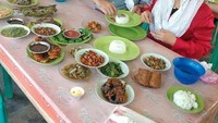 Wah, lauknya melimpah! Ada ikan goreng, pepes, lalapan dan sambal. Kelihatannya enak! Eh, tapi nasinya mau diapain ya itu?  Foto: Instagram @happydjarot