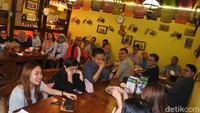 Momen ini dijadikan Angga sebagai ajang untuk makan dan ngumpul bersama. Sekaligus menjalin keakraban dengan teman-teman kantornya. Foto: dok. detikFood