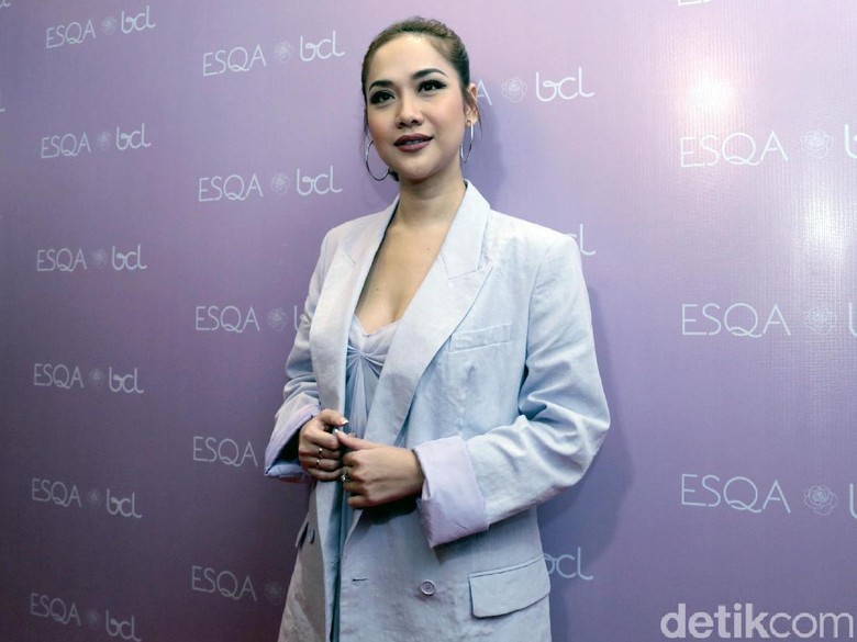 Duh! Netizen Protes Baju Bunga Citra Lestari dan Body Shaming Duh! Netizen Protes Baju Bunga Citra Lestari dan Body Shaming