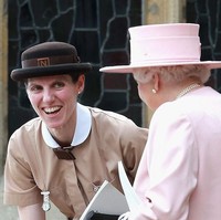 Sebagai satu-satunya pengasuh untuk George, Charlotte dan si adik bayi yang baru lahir, wanita bertubuh kurus itu sudah seperti anggota keluarga kerajaan. Dia tinggal di komplek istana Kensington. Ketika ikut tugas kerajaan, Maria memakai kostum baby sitter warna coklat lengkap dengan topi. Foto: Getty Images