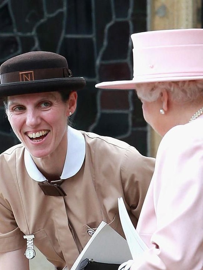 Sebagai satu-satunya pengasuh untuk George, Charlotte dan si adik bayi yang baru lahir, wanita bertubuh kurus itu sudah seperti anggota keluarga kerajaan. Dia tinggal di komplek istana Kensington. Ketika ikut tugas kerajaan, Maria memakai kostum baby sitter warna coklat lengkap dengan topi. Foto: Getty Images