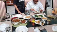 Makan bersama di tengah kesibukan aktivitas masing-masing adalah salah satu cara saya dan suami berkomunikasi, tulisnya. Happy terlihat sigap mengambil lauk yang diinginkan Djarot. Makanan yang tersaji di meja pun berupa makanan rumahan. Seperti ayam goreng, tempe goreng hingga pecel.  Foto: Instagram @happydjarot