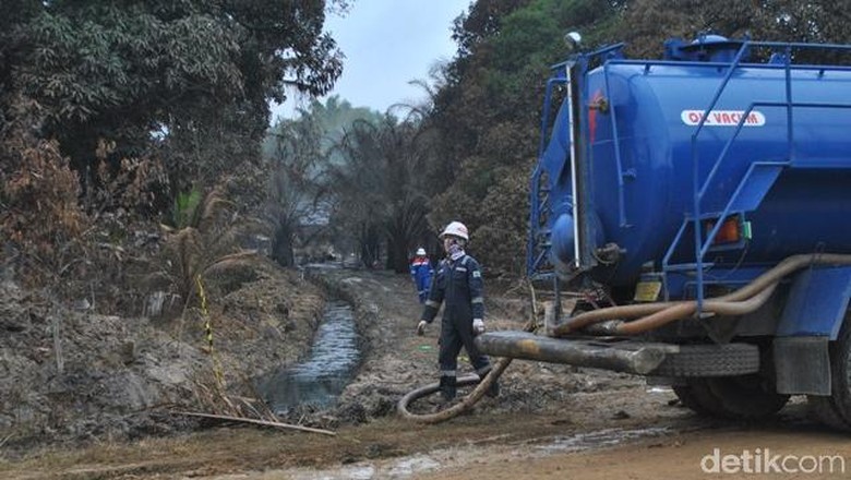 Sisa Minyak di Lokasi Sumur yang Meledak Disedot Sisa Minyak di Lokasi Sumur yang Meledak Disedot