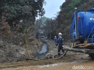 Sisa Minyak di Lokasi Sumur yang Meledak Disedot