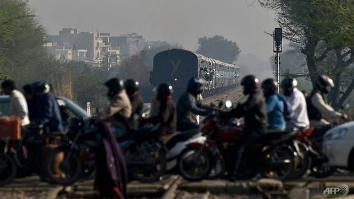 India is home to hundreds of railway crossings that are unmanned and particularly accident prone, with motorists often ignoring oncoming train warnings AFP/MANAN VATSYAYANA
Read more at https://www.channelnewsasia.com/news/asia/13-children-dead-after-train-hits-school-bus-in-india-10177840