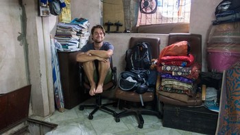 Jadi dia kembali lagi dan benar-benar hidup di sana, di pemukiman kumuh bernama Dharavi. Foto: YouTube/Jacob Laukaitis