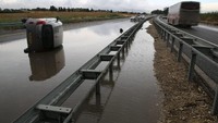 Sebuah mobil terguling di jalanan Kiryat Gat, Israel bagian selatan, yang digenangi banjir. Foto: Ilan Assayag via Haaretz