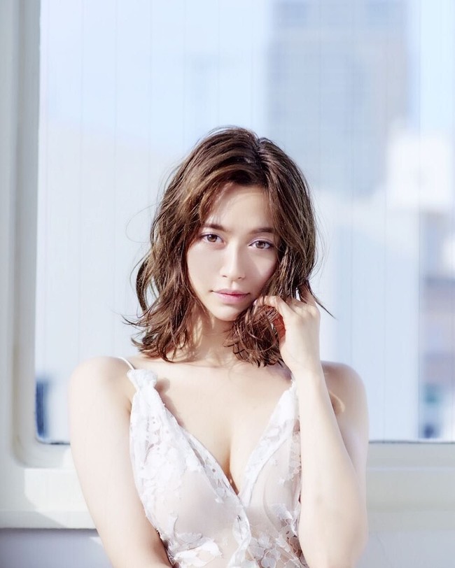 Moeka sendiri adalah model dan aktris asal Jepang. Di Instagram, wanita 28 tahun itu terlihat cukup populer dan sering menghadiri acara-acara bergengsi. Foto: Instagram Moeka Nozaki