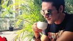 10 Pose Keren Indra L. Bruggman Saat Makan dan Ngemil