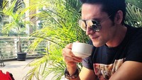 Sluuurp! Gaya minum kopinya Indra ini bikin gagal fokus ya. Siapa yang setuju gantengnya Indra Bruggman ini awet? Foto: instagram @indrabruggman
