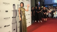Yuko Takeuchi melambaikan tangan di depan awak media.