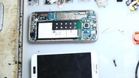 Beberapa produk suku cadang yang mengalami kenaikan harga antara lain LCD atau layar dan batu baterai. Sebelum ada gejolak nilai tukar rupiah, dikatakan Eki, harga sparepart tersebut bisa terpaut Rp 50.000 sampai Rp 100.000.