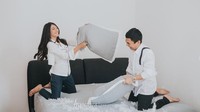 Salah satu lokasi yang dipakai Raditya Dika dan Anissa untuk prewedding kali ini adalah kasur. Foto: Instagram Anissa Aziza