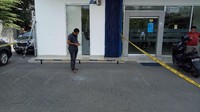 Keterangan dari security Andalan Inisial MI (24) pada saat saksi tiba di ATM BCA Mumbul setelah mobil berhenti langsung membuka pintu mobil, membawa kunci ATM dan membuka pintu belakang mobil lanjut pintu pengaman penyimpanan uang. Dan secara bersamaan datang sebuah mobil tepat berhenti di belakang mobil.