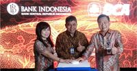 Direktur PT Bank Central Asia Tbk (BCA) Santoso (kanan), Direktur BCA Lianawaty Suwono (kiri), dan Direktur Eksekutif Departemen Elektronifikasi, dan Gerbang Pembayaran Nasional (GPN) Bank Indonesia (BI) Pungky P Wibowo (tengah) saat peluncuran kartu Paspor BCA GPN di Jakarta, Senin (16/4/2018).