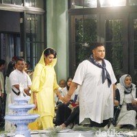 Saat membaur dengan para tamu, Ivan Gunawan sesekali menggandeng tangan perempuan yang menyandang gelar Miss Grand International Thailand 2016 itu. (Foto: Muh. Abduh/Wolipop)