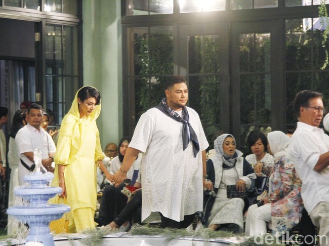 Saat membaur dengan para tamu, Ivan Gunawan sesekali menggandeng tangan perempuan yang menyandang gelar Miss Grand International Thailand 2016 itu. (Foto: Muh. Abduh/Wolipop)