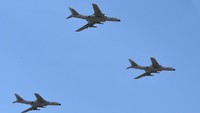 Untuk diketahui pesawat pengebom H-6K mulai beroperasi Oktober 2009 selama perayaan HUT ke-60 Republik Rakyat Tiongkok. Pesawat ini diklaim kaan menjadikan China sebagai negara keempat pengebom strategis setelah AS, Rusia dan Inggris. (Foto: Gao Fudi/chinamil)