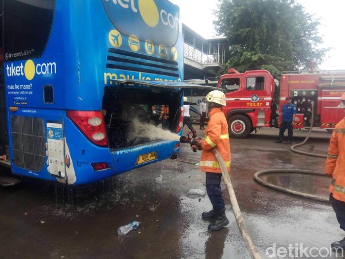 Percikan Api Keluar dari Bagian Belakang Bus Damri di Cakung