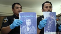 Polisi menunjukan foto pelaku yang ditembak mati dalam jumpa pers di Mapolda Metro Jaya, Kamis (26/4).