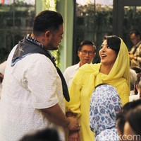 Entah rekayasa atau tidak, Ivan Gunawan dan Faye Malisorn tak ragu untuk menunjukkan kedekatan mereka di acara tersebut. (Foto: Moh. Abduh/Wolipop)