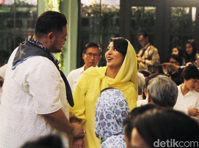Entah rekayasa atau tidak, Ivan Gunawan dan Faye Malisorn tak ragu untuk menunjukkan kedekatan mereka di acara tersebut. (Foto: Moh. Abduh/Wolipop)