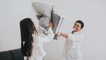 Prewedding Raditya Dika-Anissa, Perang Bantal hingga Bikin Kue