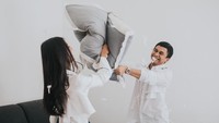 Keduanya berperang bantal. Terlihat bulu-bulu bantal berterbangan, bahkan ada yang mampir ke bibir Raditya Dika. Momen ini pun menjadi bahan candaan netizen. Bang, itu kenapa bulu bantal lo m Foto: Instagram Anissa Aziza