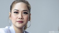 Detail makeup dan pulasan lipstik yang digunakan juri ajang pencarian bakat itu. Pool/Ismail/detikFoto.