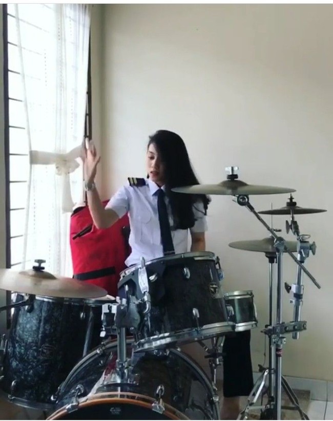 Selain jago menerbangkan pesawat, wanita berparas cantik ini juga pandai memainkan alat musik drum. Foto: Instagram @athirafarina