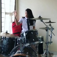 Selain jago menerbangkan pesawat, wanita berparas cantik ini juga pandai memainkan alat musik drum. Foto: Instagram @athirafarina