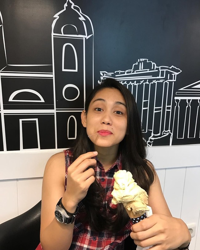 Sebelum jadi pilot, wanita berusia 26 tahun ini rupanya kerap tampil di layar kaca menjadi drummer band pengiring Vicky Shu. Foto: Instagram @athirafarina