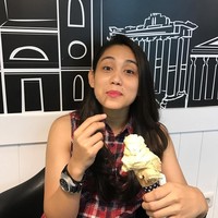 Sebelum jadi pilot, wanita berusia 26 tahun ini rupanya kerap tampil di layar kaca menjadi drummer band pengiring Vicky Shu. Foto: Instagram @athirafarina