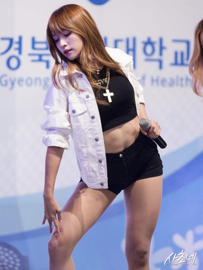 Perut rata dan berotot membuat Hani, personel EXID dijuluki Chcolate Abs. Ia mengaku menjalani diet sehat dan rajin nge-gym. Saat SMA dia juga sering ikut kejuaraan triathlon, kompetisi olahraga yang melibatkan renang, bersepeda dan lari. Foto: dok. Koreaboo