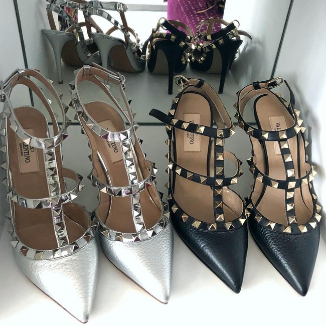 Tidak ketinggalan rockstud heels Valentino yang ikonis itu. Sepasang saja harganya bisa mencapai puluhan juta. (Foto: Instagram/theofficialsonalmaherali)