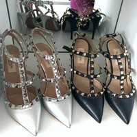 Tidak ketinggalan rockstud heels Valentino yang ikonis itu. Sepasang saja harganya bisa mencapai puluhan juta. (Foto: Instagram/theofficialsonalmaherali)