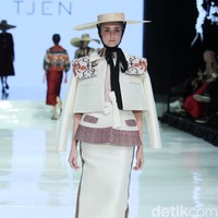 Fashion show koleksi terbaru Hian Tjen yang mengangkat tenun Sumba di Jakarta Fashion & Food Festival 2018, Hotel Haris, Kelapa Gading, Jakarta, Senin [23/4/2018]. Foto: Mohamamd Abduh/Wolipop