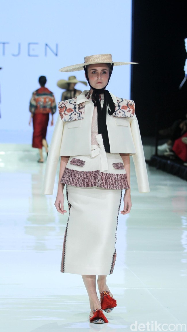 Fashion show koleksi terbaru Hian Tjen yang mengangkat tenun Sumba di Jakarta Fashion & Food Festival 2018, Hotel Haris, Kelapa Gading, Jakarta, Senin [23/4/2018]. Foto: Mohamamd Abduh/Wolipop